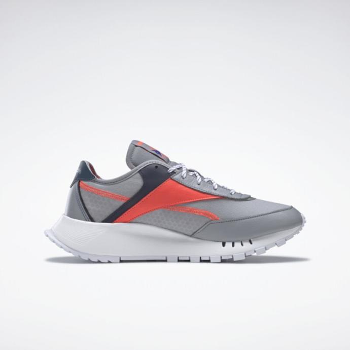 Yeniden tasarlanan detayları ve renkleri ile şık bir görünüm sunan Reebok Classic Leather Legacy Pure Ayakkabı ile 70'lerden geleceğe uzanmaya hazır ol!