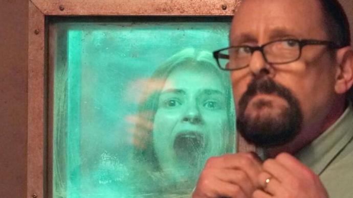 Hayalleri Yüzünden Babası Tarafından Bodrumda Esir Tutulan Bir Genç Kızın Acı Dolu Hikayesi: Girl in the Basement
