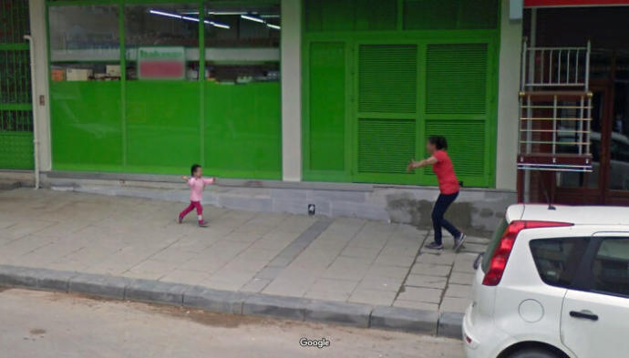Google Haritaların İstemeyerek Çektiği En İlginç Fotoğraflar