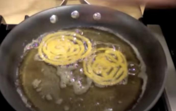 Şerbetli Tatlı Severler Buraya! Jalebi Çıtır Çıtır Hint Tatlısının Tarifi!