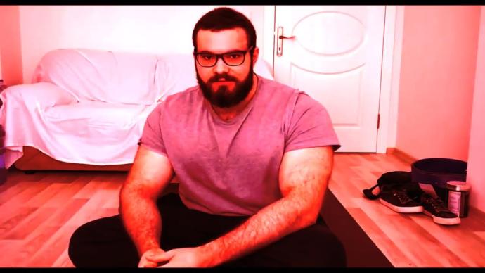 Mutant Tuna yaşı genç olmasına rağmen görüntüsü ile has erkektir.