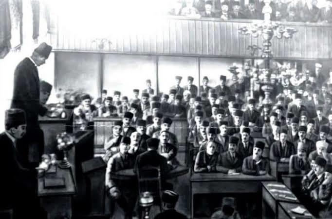 Meclis başkanlığına seçilen Mustafa Kemal meclis kürsüsünde konuşma yaparken
