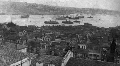 Başkent İstanbul’u işgal eden İtilaf devletleri birleşik donanması İstanbul boğazında.