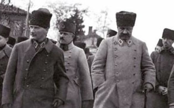Osmanlı Meclisi basıldığında Harbiye nazırı olan Fevzi Çakmak paşa Ankara’ya gelip Atatürk’ün emrine girmişti