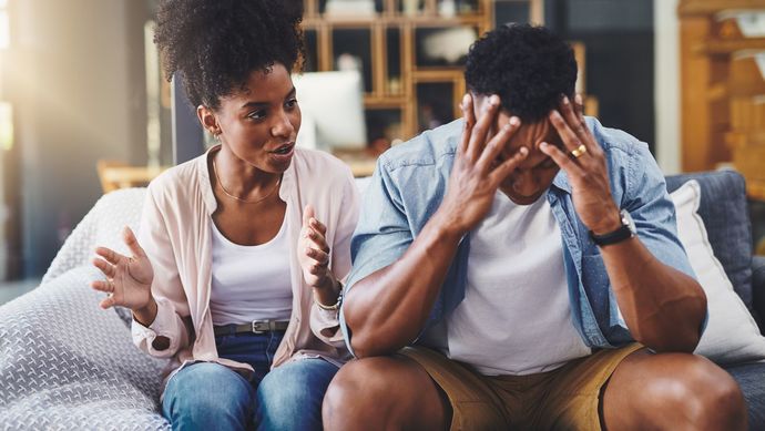 Evleneceklerin Dikkatine! Evliliğinizde Asla Yapmamanız Gereken 10 Davranış!