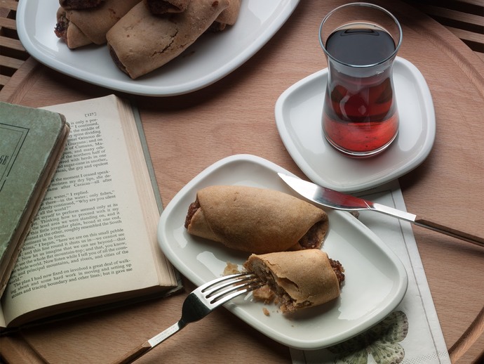 Çaylar hazırsa, lezzeti içindeki tereyağı ve elma ile katlanan Tereyağlı Elmalı Kurabiye’ye bakmadan geçme!