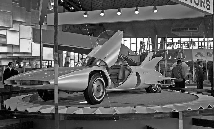 1936 : General Motorsun sponsor olduğu Futurama fuarında, elektrik devresi ile kontrol edilen araç tanıtıldı.