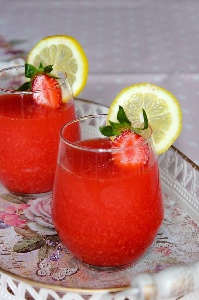 İftara Buz Gibi Limonata Yapmaya Var mısınız? Çilekli Limonata Tarifi!