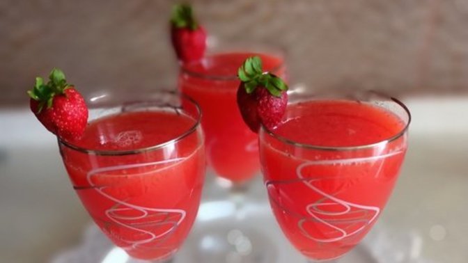 İftara Buz Gibi Limonata Yapmaya Var mısınız? Çilekli Limonata Tarifi!