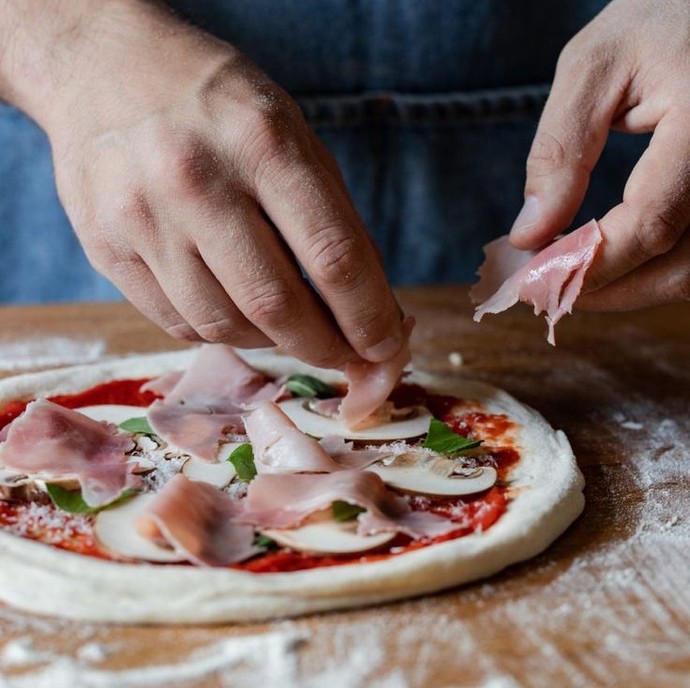 Bir Oturuşta Bitireceğiniz Nefis Pizza Tarifi