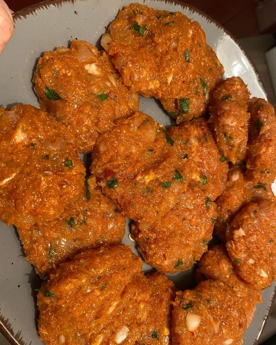 Köfte Hep Kırmızı Etten Olacak Değil Ya: Enfes Tavuk Köftesi Tarifi