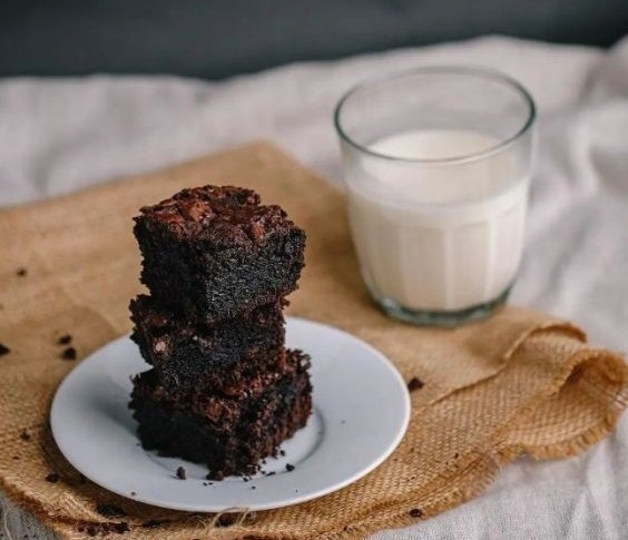 Sütle Yenildiğinde Ağızında Şenlik Oluşturacak Lezzet: Brownie Kurabiye