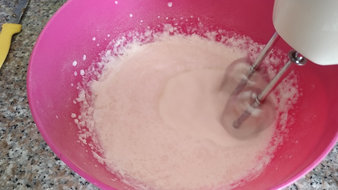 Pişirme Derdi Yok! 10 Dakikada Hazırlanan Çikolata Soslu Meyveli Pasta
