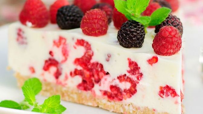 Pişirme Derdi Yok! 10 Dakikada Hazırlanan Çikolata Soslu Meyveli Pasta