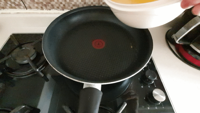 Yumurtayı tavaya dökün.
