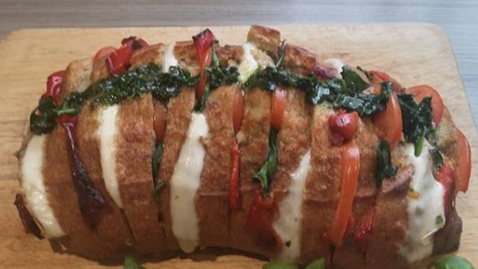 Kahvaltı Sofralarınıza Çok Yakışacak Bir Lezzet: Sarımsaklı Kaşarlı Ekmek
