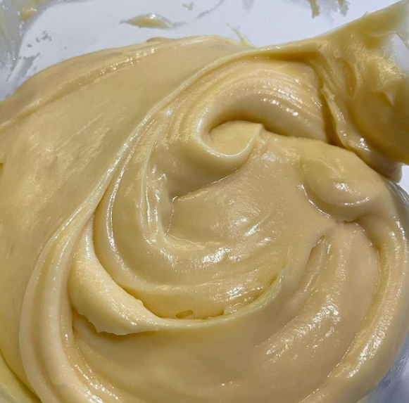 Yerken Saymayı Unutturacak Lezzet Bombası: Çilek ve Çikolata Soslu Profiterol Tarifi