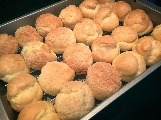 Yerken Saymayı Unutturacak Lezzet Bombası: Çilek ve Çikolata Soslu Profiterol Tarifi