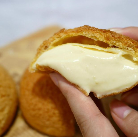 Yerken Saymayı Unutturacak Lezzet Bombası: Çilek ve Çikolata Soslu Profiterol Tarifi