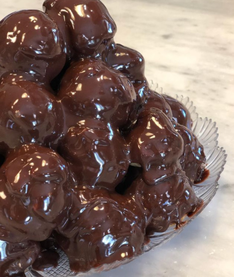 Yerken Saymayı Unutturacak Lezzet Bombası: Çilek ve Çikolata Soslu Profiterol Tarifi