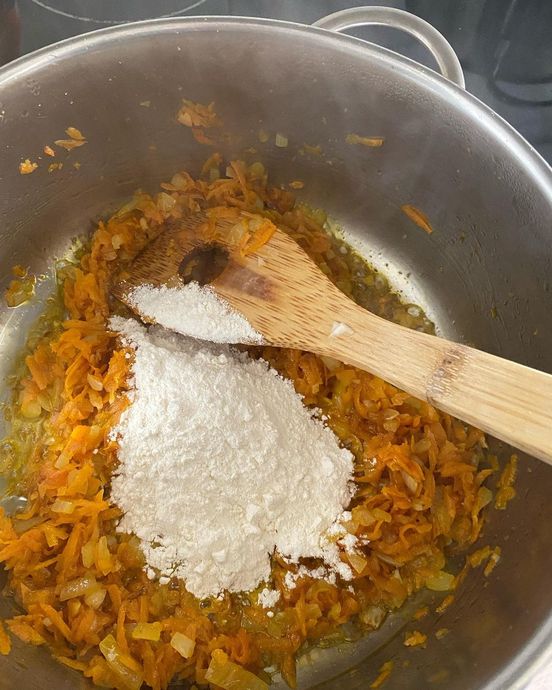 Hastalara Şifa Damaklara Sefa Bir Çorba: Havuçlu Tavuk Suyu Çorbası