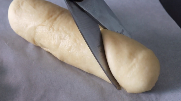Yumuşacık Hamuru Ve Nefis Lezzetiyle Sosisli Pizza Poğaça