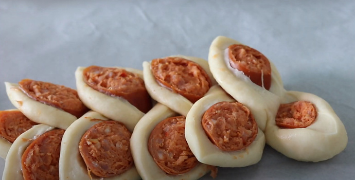 Yumuşacık Hamuru Ve Nefis Lezzetiyle Sosisli Pizza Poğaça