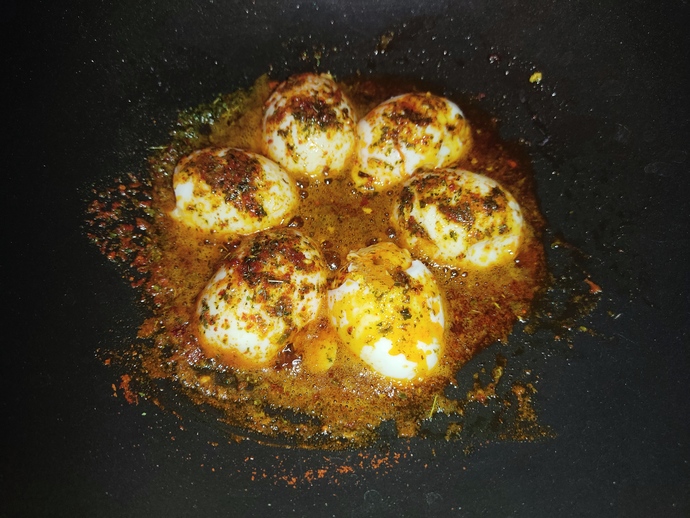 Baharat ve yağdan alıp yumurtanın üzerinde gezdiriyoruz.