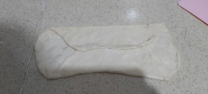 Kare yapmaya çalışacağız. Soldan bir tur katla sağdan bir tur katla ortada buluşsunlar üste gelmesin ince uzun rulo yapacağız.