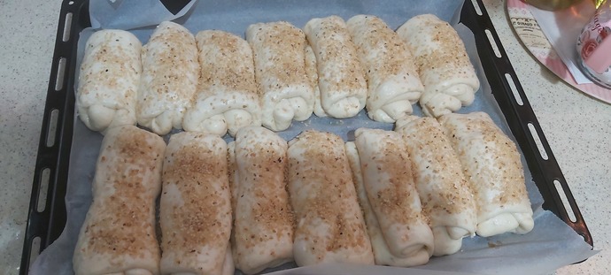 Tepside iyi mayışmışlar bunlar 😀 Poğaça ve ekmeklerde muhakkak Tepsi mayası şart