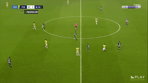 Bu sezon Fenerbahçe derbi maçlarda istenen performansı sergileyemedi.
