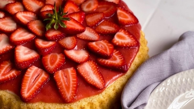Görüntüsüyle Gözleri, Lezzetiyle Ağızları Tatlandıran Lezzet: Çilekli Tart Kek🍓🥧