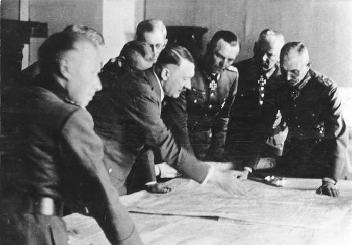 Bir Ressam, Asker, Ajan, Politikacı, Aşık, Sanatçı: Hitler ve II. Dünya Savaşı Üzerine!