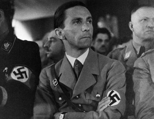Bir Ressam, Asker, Ajan, Politikacı, Aşık, Sanatçı: Hitler ve II. Dünya Savaşı Üzerine!