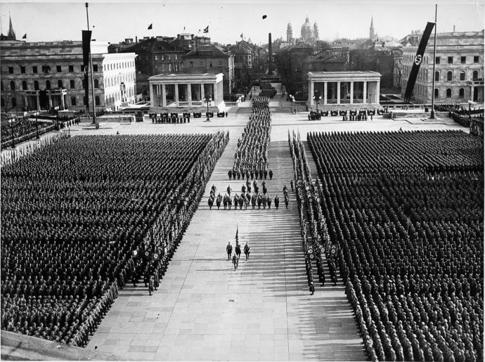 Bir Ressam, Asker, Ajan, Politikacı, Aşık, Sanatçı: Hitler ve II. Dünya Savaşı Üzerine!