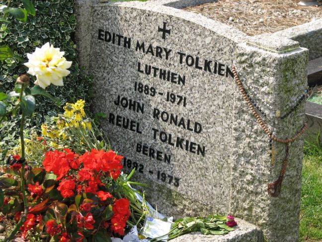 Hüzün dolu bir mezar taşı. Belki de yüreklerimizden daha yumuşak.