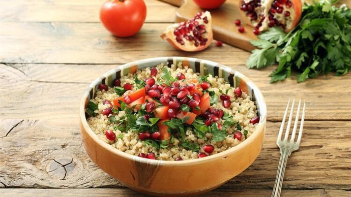 Öğle Yemeklerinizin Vazgeçilmezi Olacak Kinoalı Yaz Salatası Tarifi