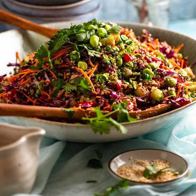 Öğle Yemeklerinizin Vazgeçilmezi Olacak Kinoalı Yaz Salatası Tarifi