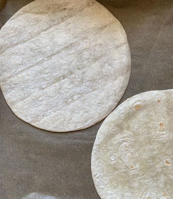 Hamur Yoğurup Açmaya Üşenenlere Pratik Lahmacun Tarifi