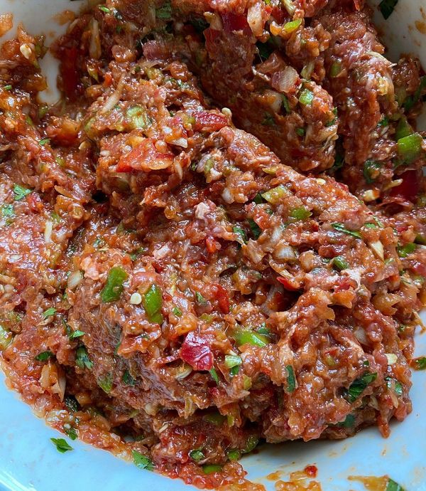 Hamur Yoğurup Açmaya Üşenenlere Pratik Lahmacun Tarifi