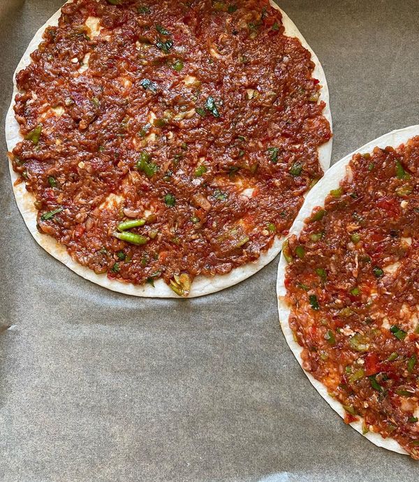 Hamur Yoğurup Açmaya Üşenenlere Pratik Lahmacun Tarifi