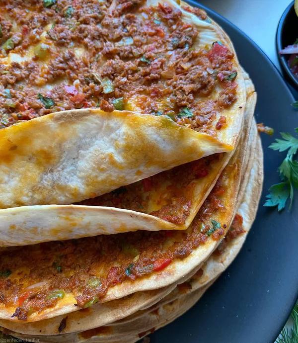 Hamur Yoğurup Açmaya Üşenenlere Pratik Lahmacun Tarifi