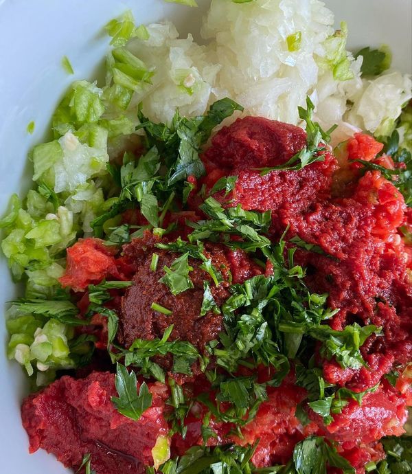 Hamur Yoğurup Açmaya Üşenenlere Pratik Lahmacun Tarifi