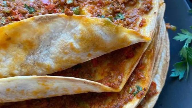 Hamur Yoğurup Açmaya Üşenenlere Pratik Lahmacun Tarifi