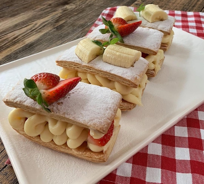 Çıtır Katlar Arasındaki Büyük Mutluluk: Milföy Pasta🍓🍌