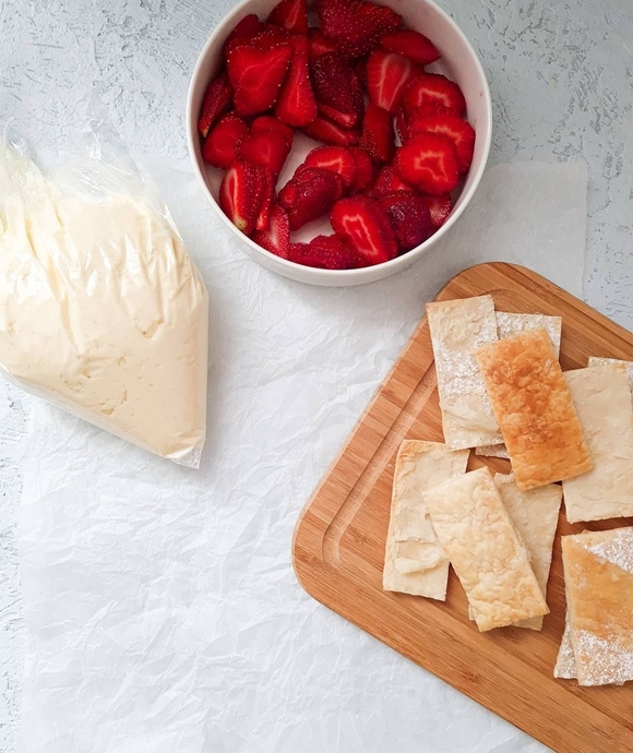 Çıtır Katlar Arasındaki Büyük Mutluluk: Milföy Pasta🍓🍌