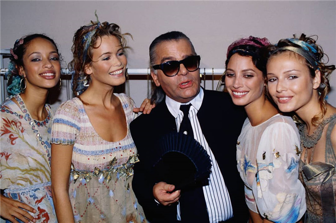 Soldan başlarsak; Brandi Quinones, Claudia Schiffer, Karl Lagerfeld, Christy Curlington ve Bridget Hall’i hiç unutmadık. ♥️
