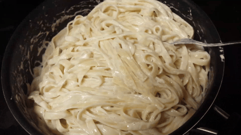 Fettuccine Alfredo lezzetiyle adeta damak çatlatıyor...
