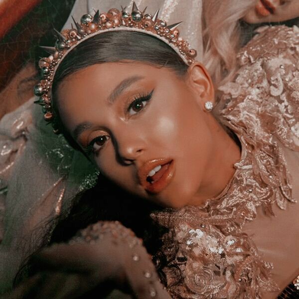 God is a woman makyajı