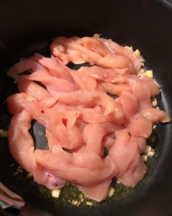 Değişik Lezzetlere Açık Olanlar İçin Harika Bir Tarif Tavuklu Noodle